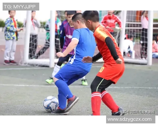 小孩梦想与足球明星合影留念展现青春热情与偶像崇拜的美好瞬间