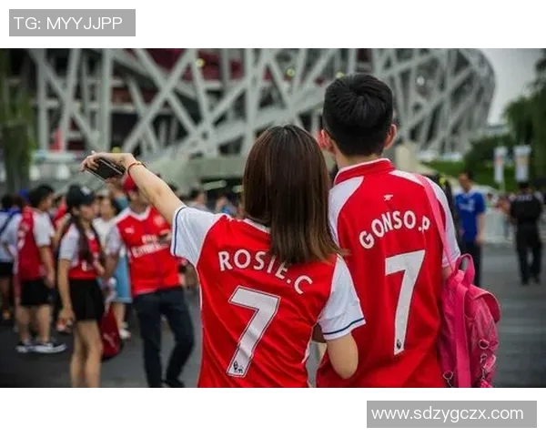 足球明星与爱人甜蜜合影展现幸福生活的精彩瞬间