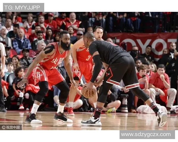 姚明亲临现场观看火箭对决公牛赛季精彩瞬间回顾